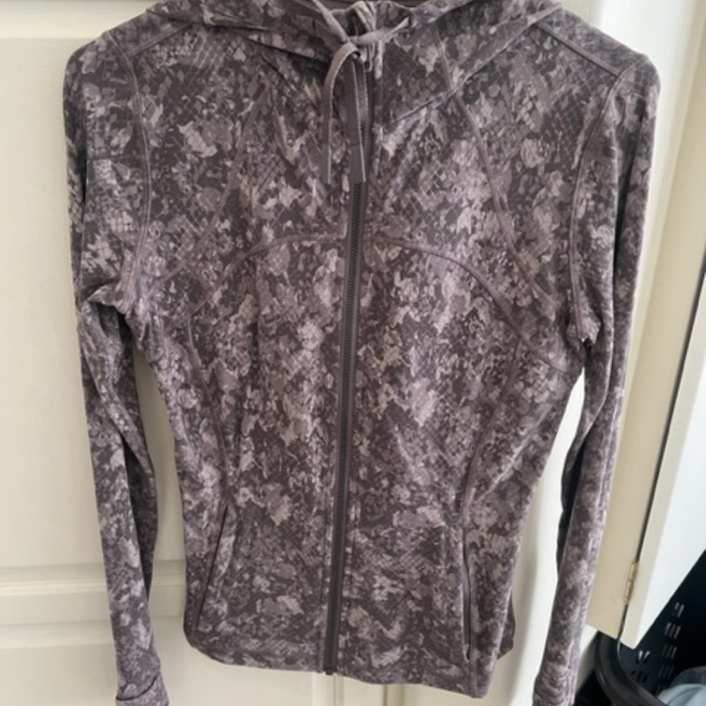Lululemon HOODED DEFINE JACKET NULU
Hideaway Camo Lunar Rock Multi
Size 8